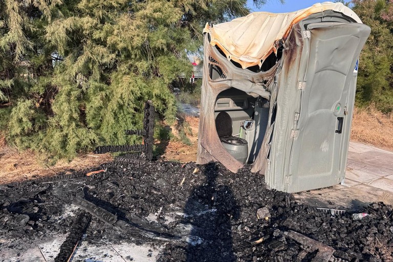 Vandalismo nella notte: incendiati i servizi per disabili sulla spiaggia di Barletta