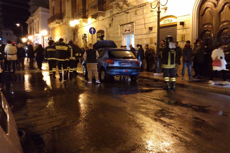 Incendio in corso Garibaldi, prende fuoco un'automobile
