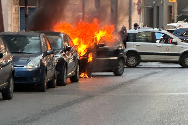 Auto in fiamme in via Renato Coletta