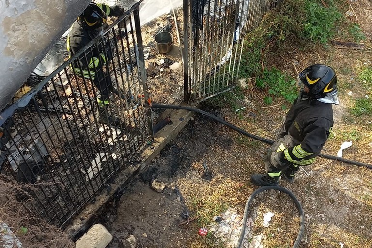 Incendio sotto la scalinata tra via Mura del Carmine e la litoranea Mennea