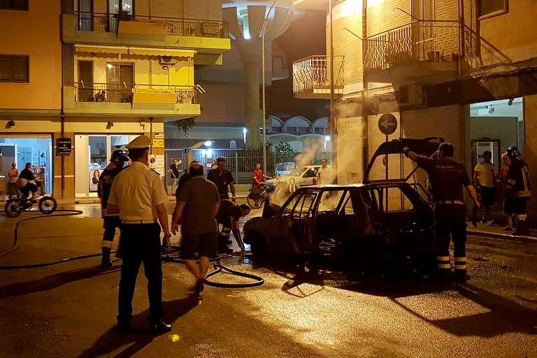 Incendio in via Risorgimento, auto in fiamme