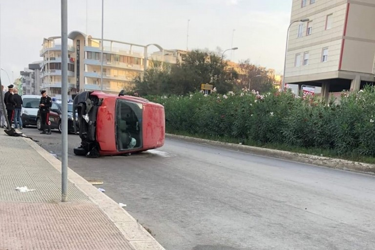 Automobile ribaltata