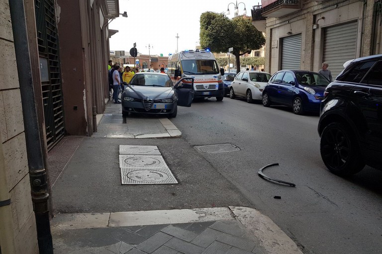 Urto tra due automobili in via Indipendenza