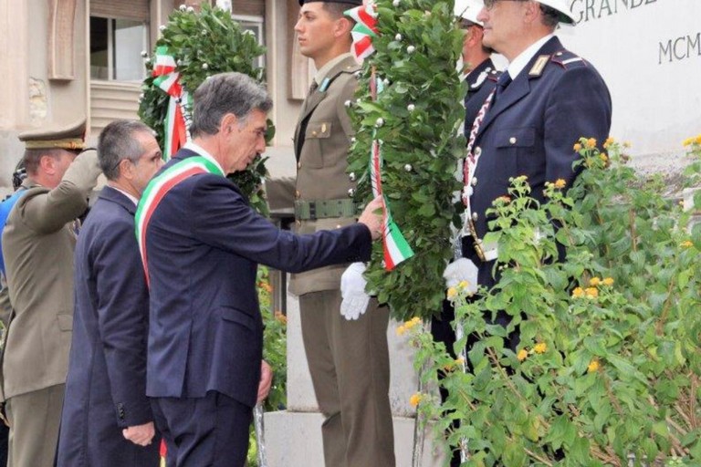 L'omaggio in piazza Caduti