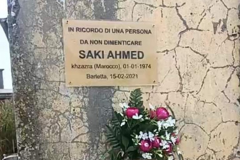 La targa commemorativa di Saki Ahmed