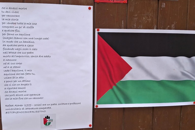 «Aggrediti da turisti israeliani per aver esposto la bandiera palestinese», la denuncia della titolare della libreria Einaudi
