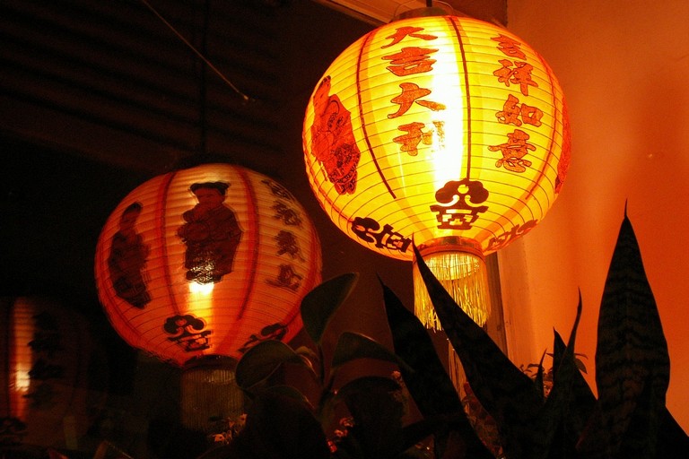 Lanterne cinesi rosse e gialle