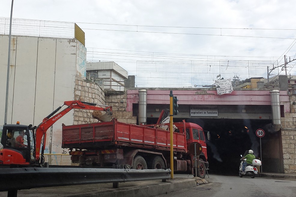 Lavori al sottovia di via Alvisi, una scavatrice in azione