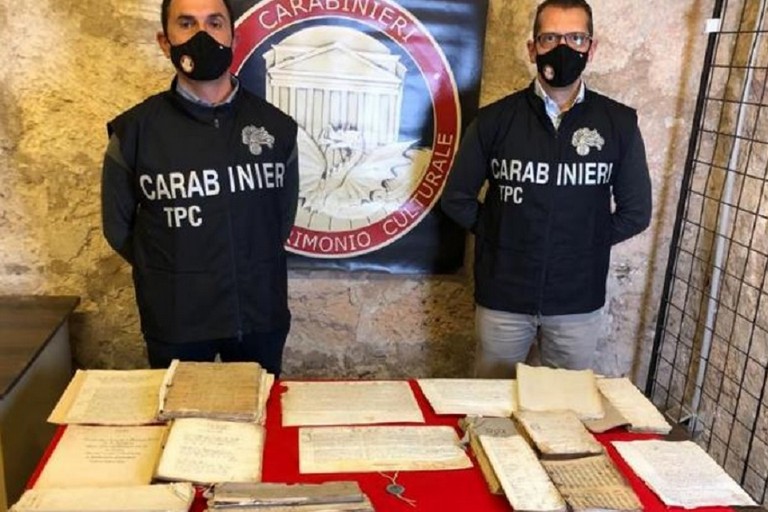 Manoscritti relativi alla storia di Barletta recuperati dai Carabinieri per la tutela del patrimonio culturale