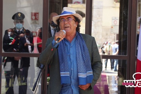 2 giugno, Al Bano ospite a sorpresa a Barletta canta l'inno nazionale