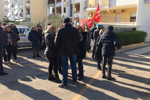 La protesta dei lavoratori dell'Agenzia delle Entrate di Barletta