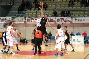 Basket, la Cestistica Barletta perde il derby contro Trani