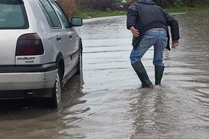 Via Pozzillo in un mare di pioggia