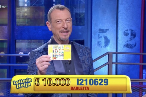 Amadeus annuncia il biglietto fortunato a Barletta