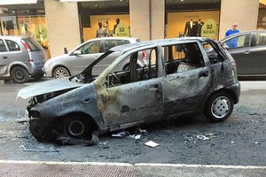 Auto in vi fiamme in via Alvisi