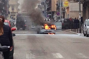 Auto in fiamme in via Regina Margherita