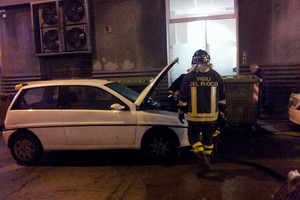 Auto incendiata