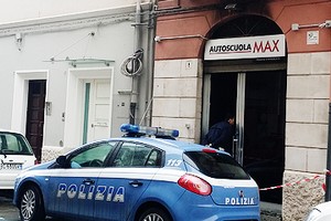 Incendio doloso all'Autoscuola Max