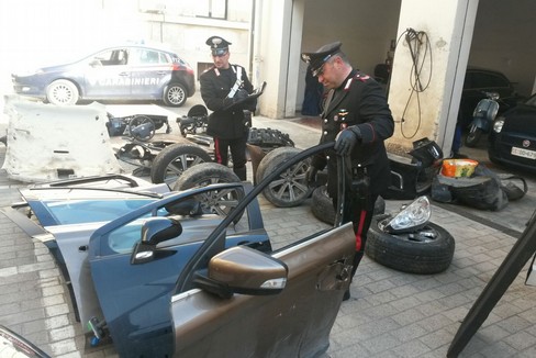 Pezzi di auto sequestrate