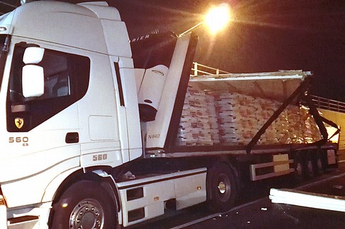 Camion scoperchiato al sottovia della Madonna dello Sterpeto