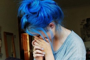 Ragazza dai capelli blu