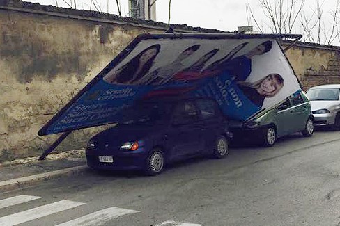 Cartellone caduto in via Tramvia