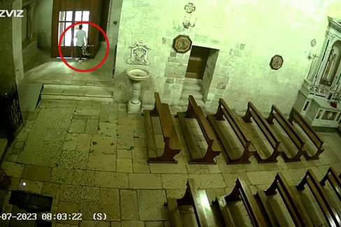 Esce dalla chiesa portando via il ventilatore: l'episodio a Barletta