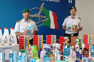 Guardia di Finanza sequestro detersivi