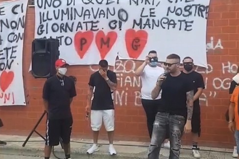 Il cantante Andrea Zeta omaggia le tre vittime della Andria-Barletta