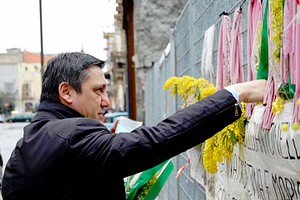 Francesco Ventola depone mimose per il crollo