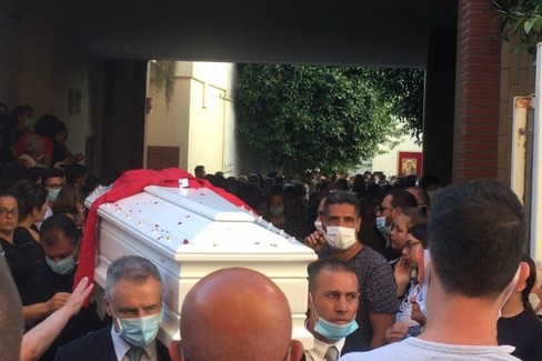 L'ultimo saluto di Barletta alle sue tre giovani vite