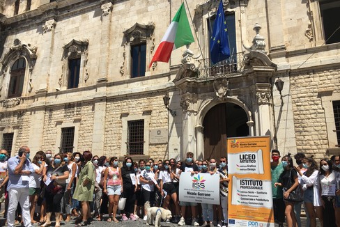 Polivalente e Garrone: in protesta studenti, genitori e docenti