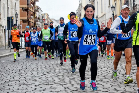 Pietro Mennea Half Marathon 2018, gli atleti corrono in via Cavour