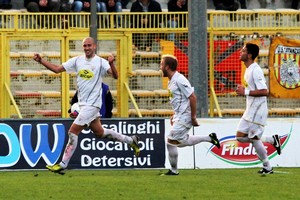 Carlo Ilari esulta, Catanzaro-Barletta termina 1-1
