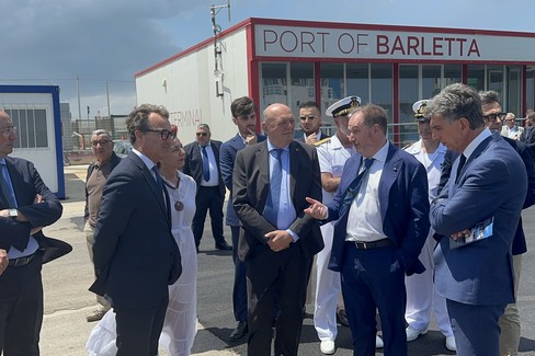 Il ministro dell'Ambiente Gilberto Picchetto Fratin in visita al porto di Barletta