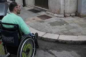 Via Roma, accesso ai marciapiedi vietato ai disabili