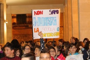 Protesta ai piedi di Palazzo di Città, no allo smembramento scolastico