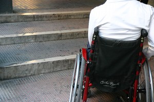 Sedia a rotelle-passaggio pedonale impedito