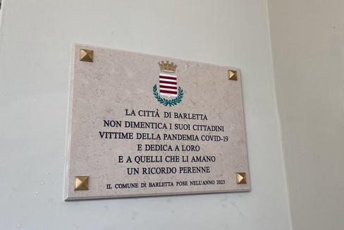 Al cimitero una targa per ricordare le vittime barlettane del Covid-19
