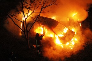 Auto incendiata con pompiere di notte