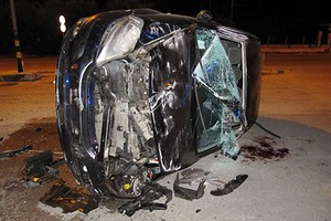 Incidente in via Trani, auto ribaltata e distrutta