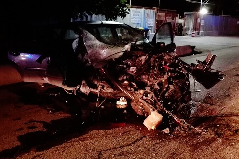 Pauroso incidente in via Foggia, Ford Fiesta distrutta. <span>Foto Francesca Piazzolla</span>