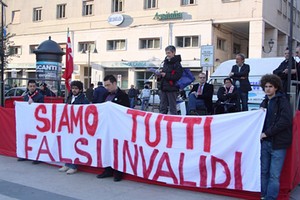 Invalidi a piazza Aldo Moro