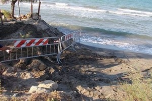 Lavori di pulizia nella zona transennata di spiaggia a Pantaniello