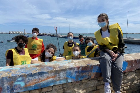Legambiente, a Barletta i ragazzi ripuliscono la spiaggia