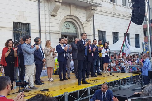Il discorso del vicepremier Luigi Di Maio in piazza Caduti a Barletta