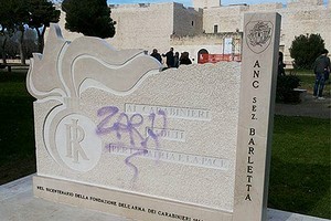 Monumento ai Carabinieri vandalizzato
