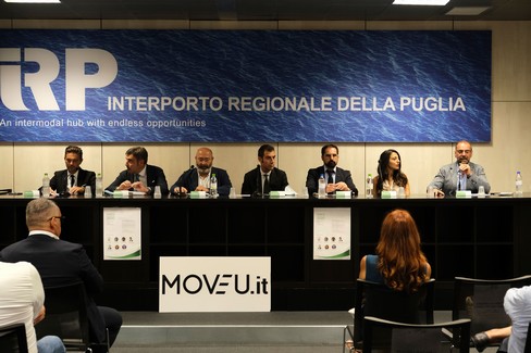 La piattaforma made in Puglia di noleggio con conducente:  "MoveU "