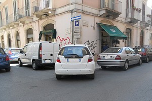 Parcheggio selvaggio in via Indipendenza