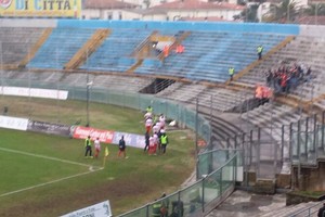 Pisa-Barletta 2-0, i calciatori biancorossi a colloquio con i tifosi